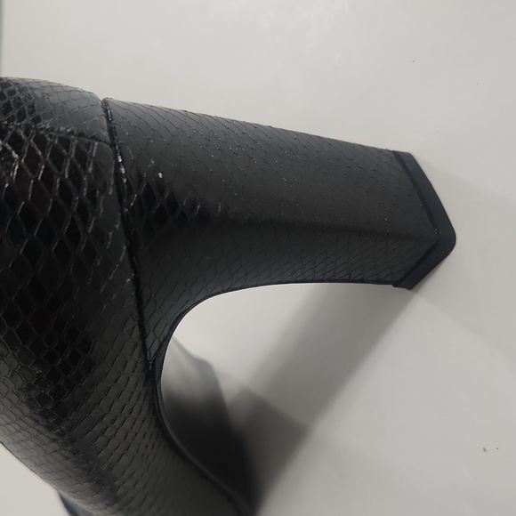 Stuart Weitzman - Black Leather Snake Print Pumps - Size 7.5 B - Picture 12 of 15